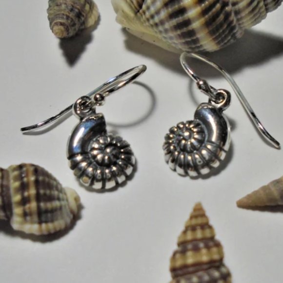 NWOT 925 Sterling Silver Tiny Summer Sea Shell Earring Minimalist dainty Dangle - Picture 2 of 5